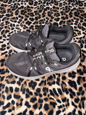 OnCloud Running Women's Cloudsurfer size W9 Athletic Shoes